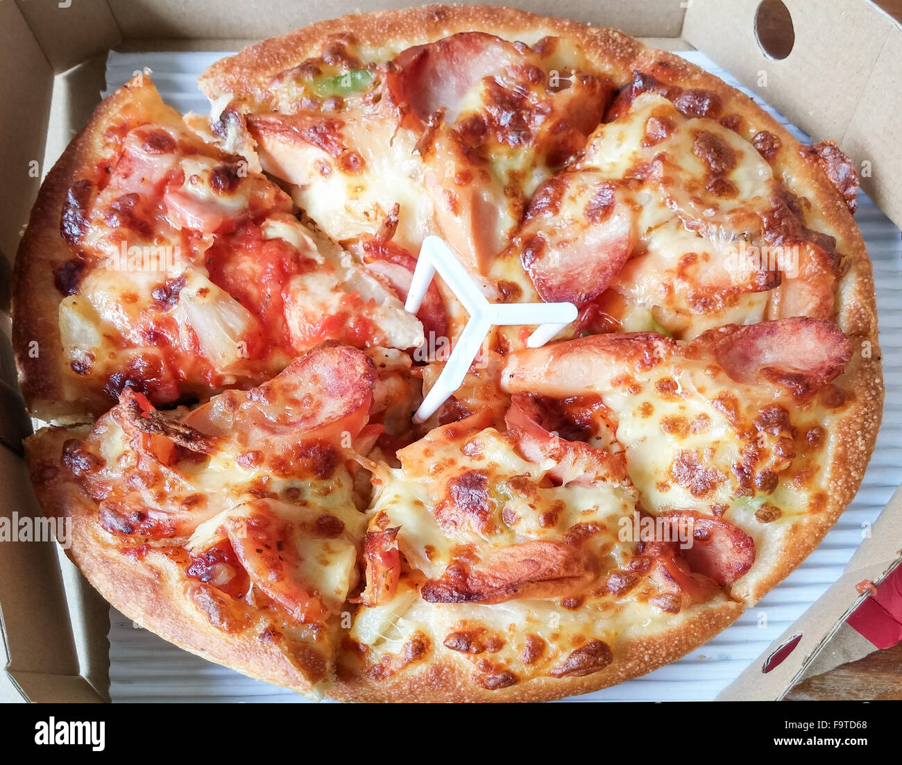 Hausgemachte Pan Pizza in der Pappschachtel für die Lieferung. Stockfoto