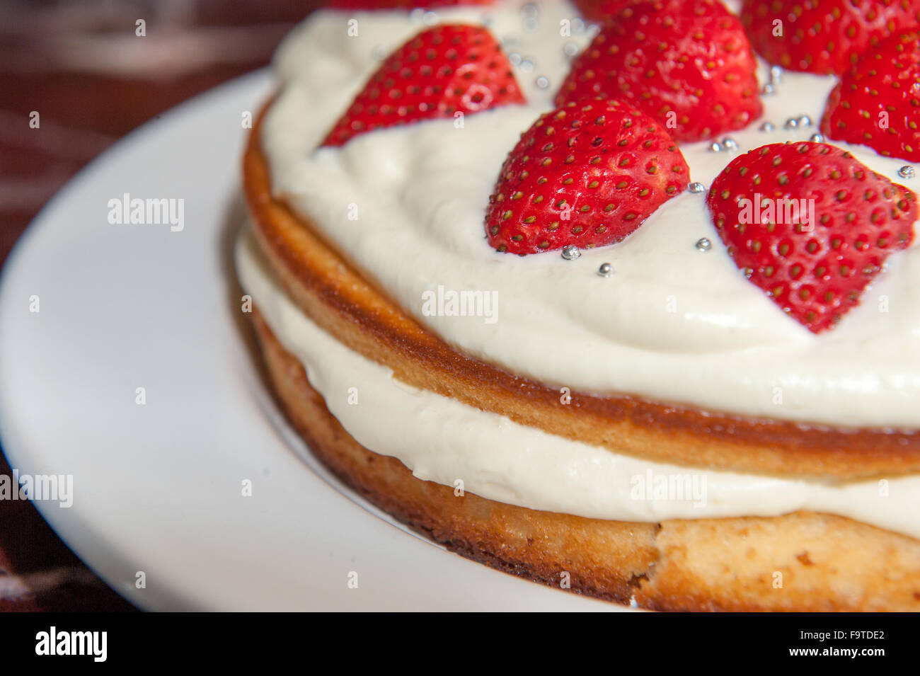 Nahaufnahme von einer hausgemachten frischen Erdbeer-Sahne-Torte Stockfoto