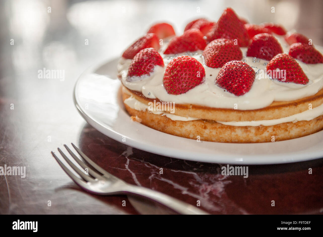 Nahaufnahme von einer hausgemachten frischen Erdbeer-Sahne-Torte Stockfoto