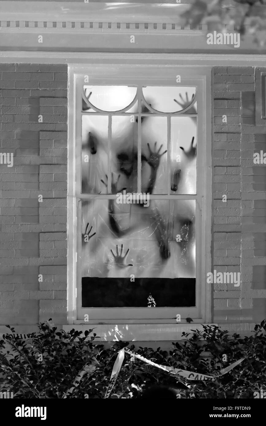 Gespenstische Schatten in einem Fenster für Haloween-Anzeige. Stockfoto