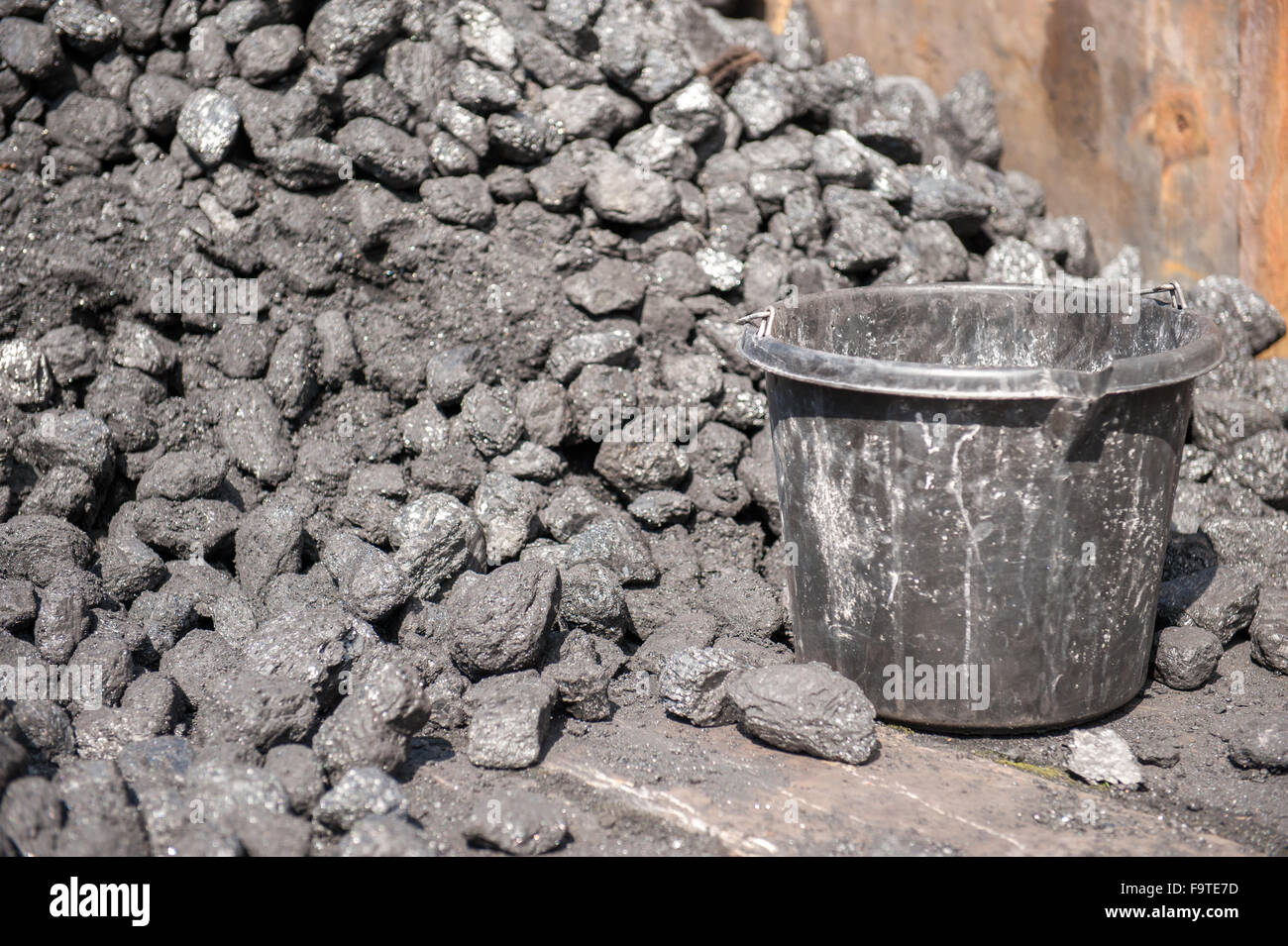 Große Haufen Kohle-Lager und schwarzen Eimer Stockfoto