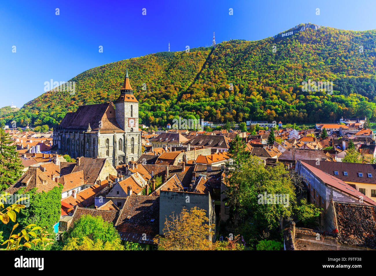 Brasov, Transylvania. Rumänien. Panoramablick auf die Altstadt und Tampa Berg. Stockfoto