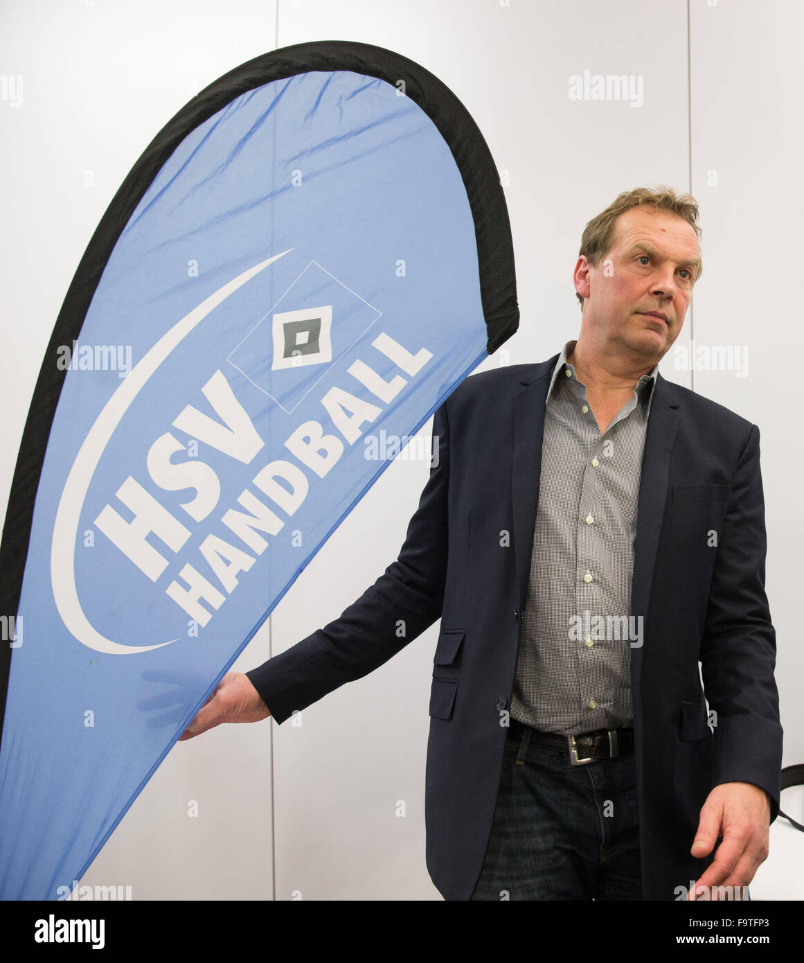 Hamburg, Deutschland. 18. Dezember 2015. Christian Fitzek, CEO des HSV-Handball auf dem Podium nach einer Pressekonferenz in Hamburg, Deutschland, 18. Dezember 2015. Drei Tage nachdem der Insolvenzantrag eingereicht wurde, konnte der vorläufige Insolvenzverwalter Böhm keine konkreten Informationen über die wirtschaftliche Situation des Vereins nicht geben. Foto: CHRISTIAN CHARISIUS/Dpa/Alamy Live News Stockfoto