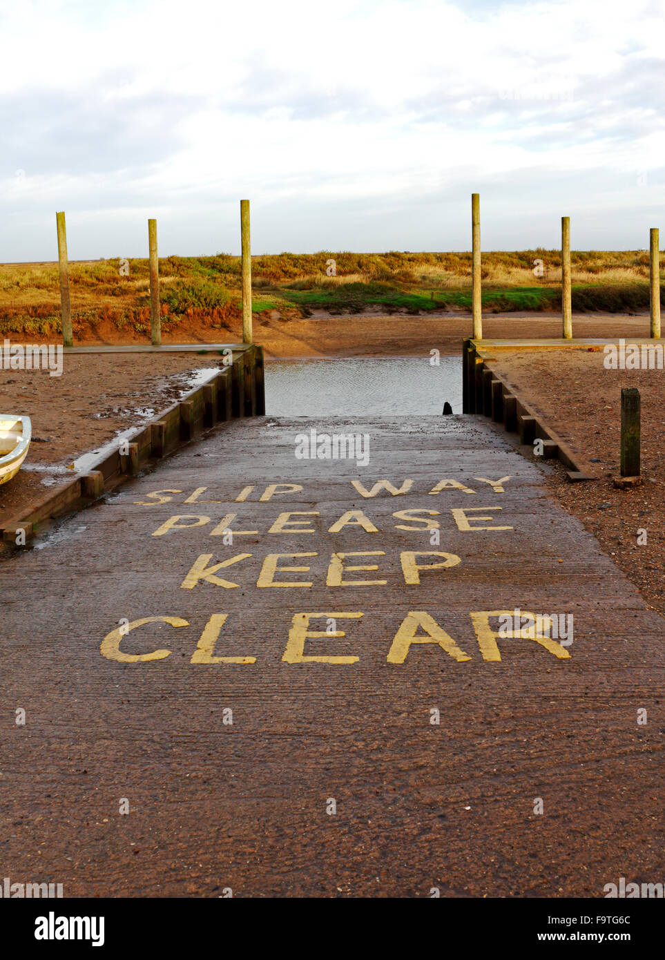 Ein Kai Slip Weg mit Schild an der North Norfolk Küste Blakeney, Norfolk, England, Vereinigtes Königreich. Stockfoto