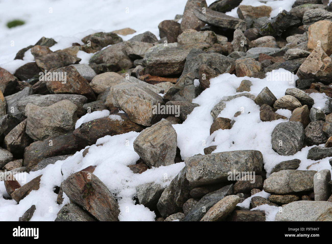 Felsen und Schnee. Stockfoto