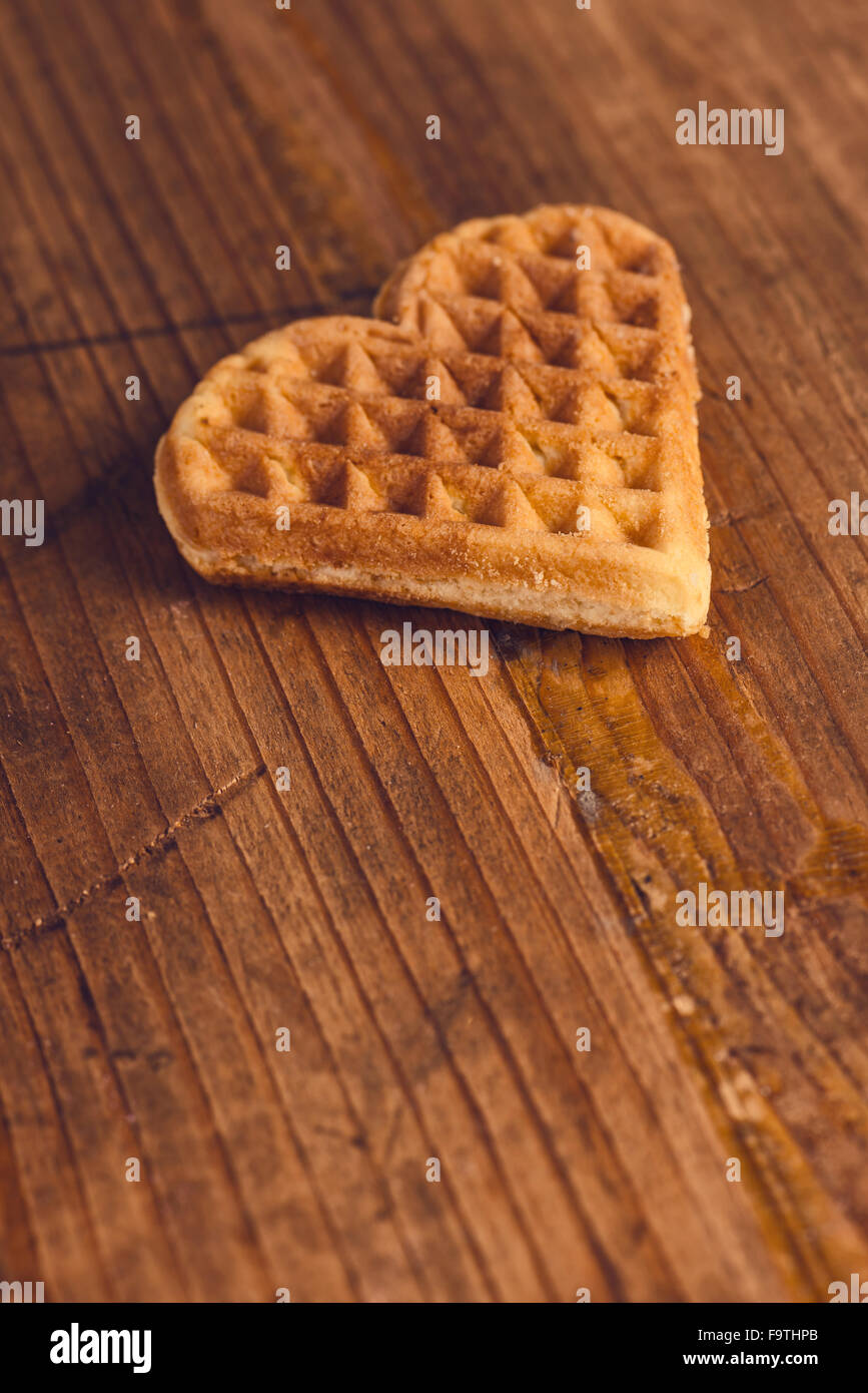 Herzförmige hausgemachte Waffel auf Schreibtisch aus Holz, Retro getönt, selektiven Fokus Stockfoto