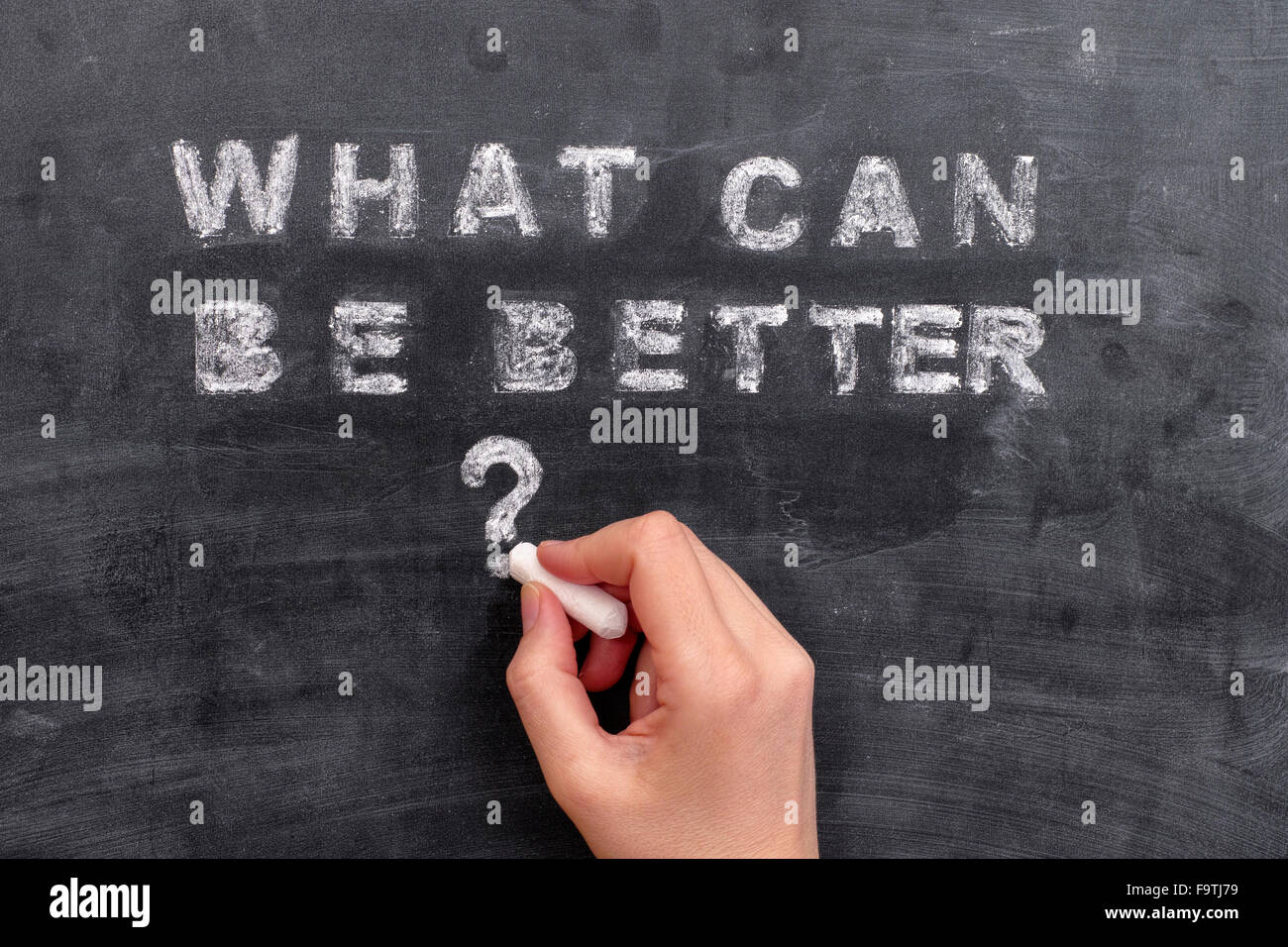 Womans Hand was kann werden bessere Frage an Tafel schreiben. Stockfoto