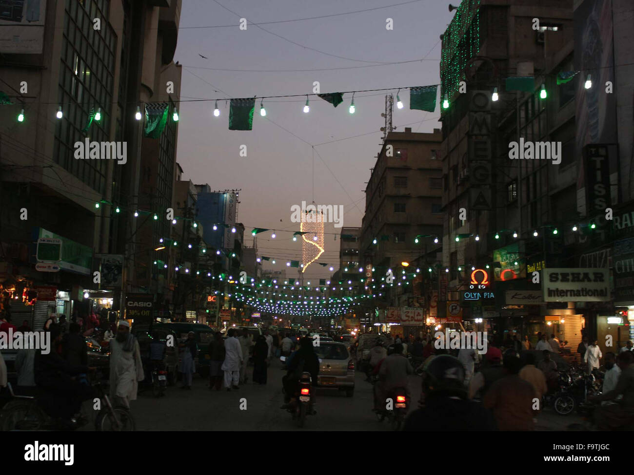 Zaib-un-Nisa Straße Saddar Gewerbegebiet von Karachi gesehen bei der Ankunft des Eid-e-Milad-un-Nabi (PBUH) coming vor am 12. Rabiulawwal, 24. Dezember, Freitag, 18. Dezember 2015 beleuchtete. Stockfoto