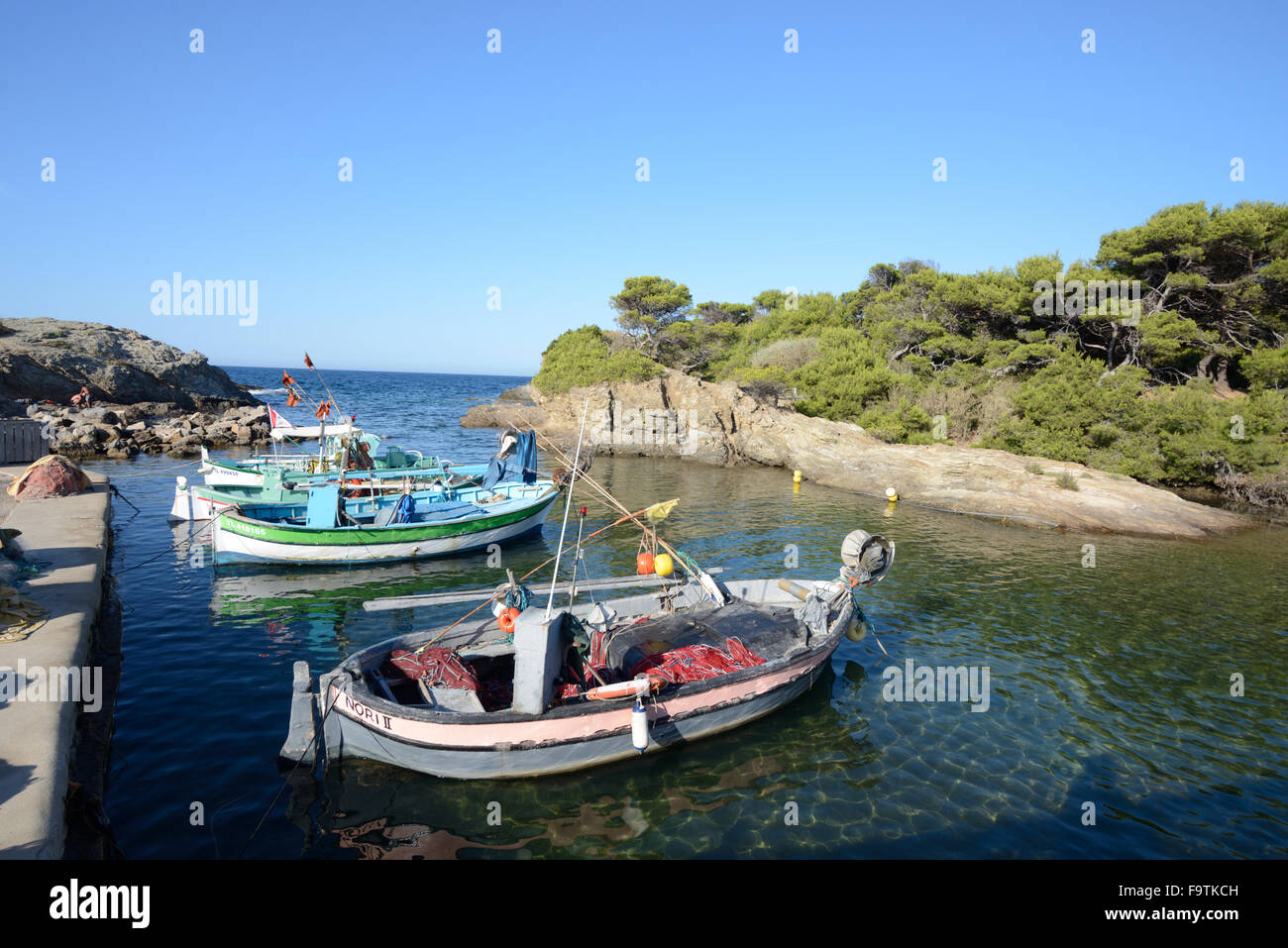 Traditionelle hölzerne Fischerboote Île du Grand Gaou Six-Fours-les-Plages in der Nähe von Sanary-sur-Mer Provence Frankreich Stockfoto