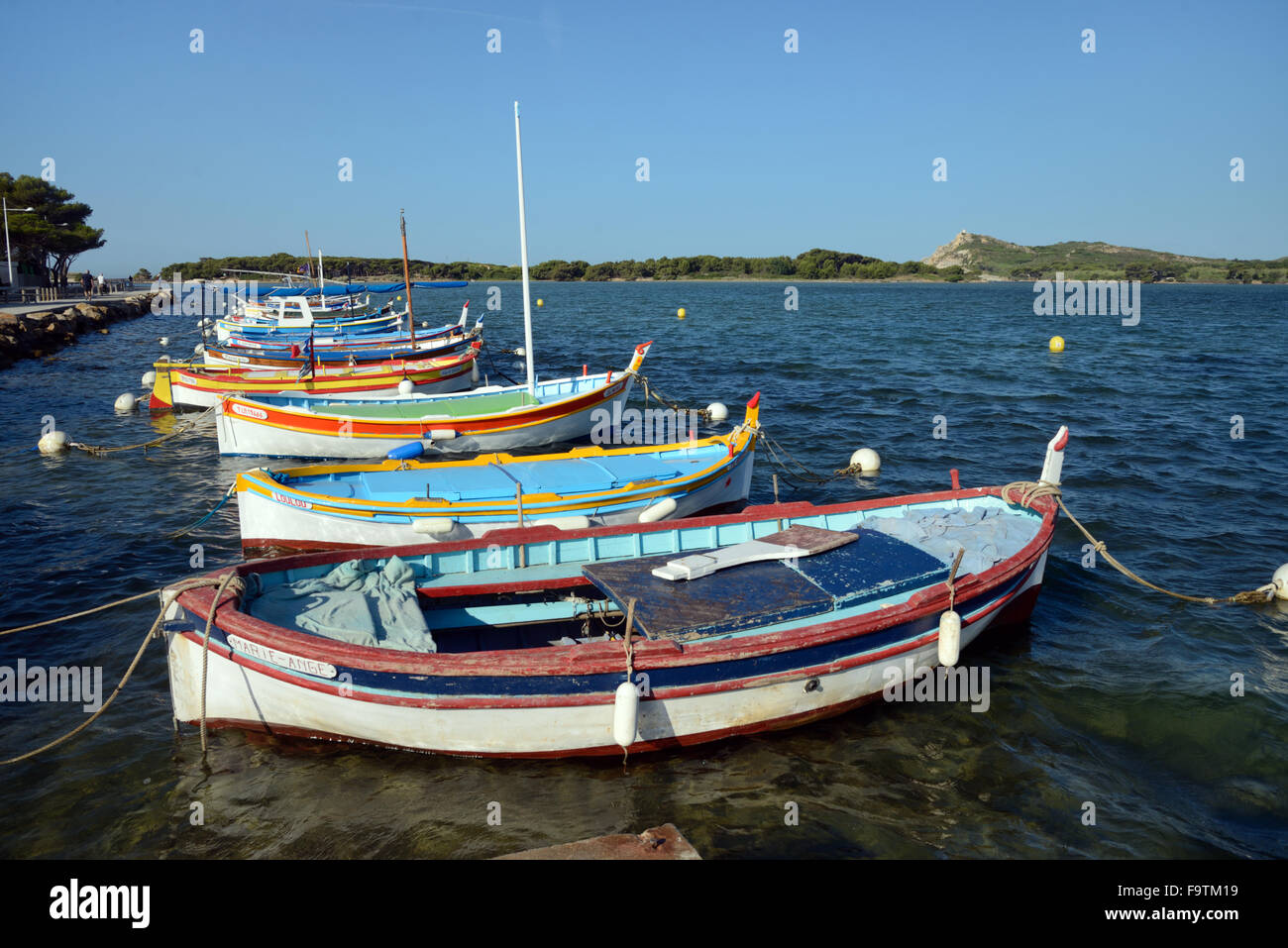 Traditionelle Fischerboote, bekannt als Gefährte oder Pointus vor der Insel Île du Grand Gaou Six-Fours-Les-Plages Provence Stockfoto
