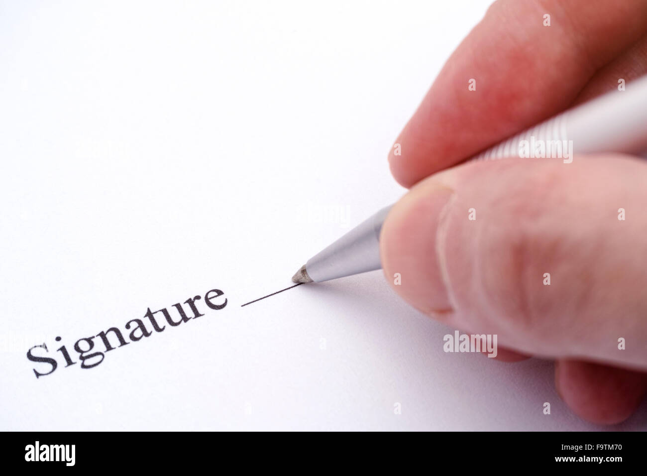 Vertrag für Signatur bereit. Geschäftsmann Unterzeichnung Vertrag. Stockfoto