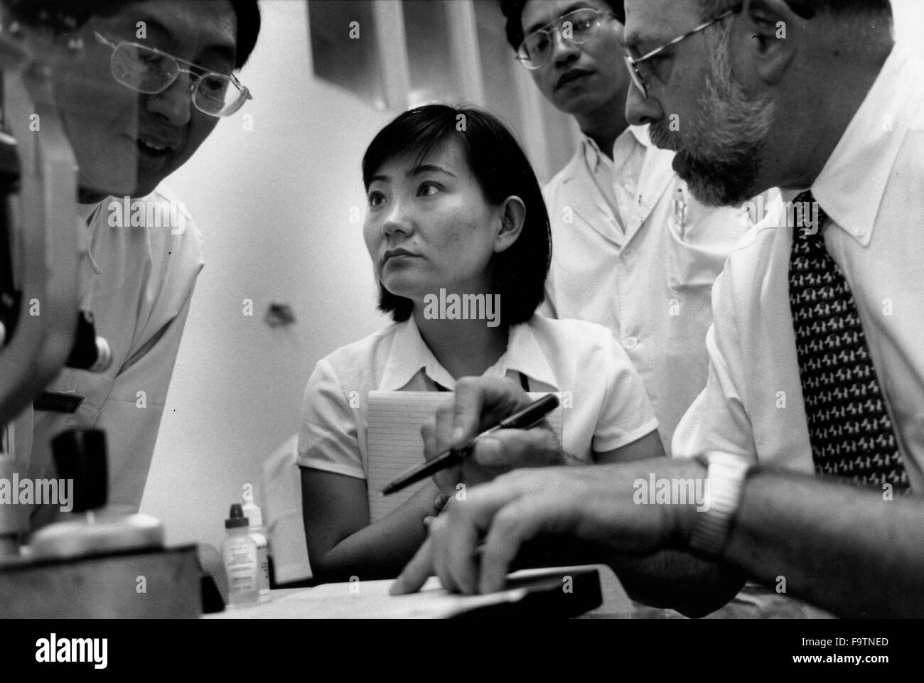 Das Orbis Flying Eye Hospital auf dem Rollfeld am Flughafen Yangon, Myanmar. Ärzte beurteilen Patienten vor der Entscheidung, welche Patienten behandelt werden sollen. Stockfoto