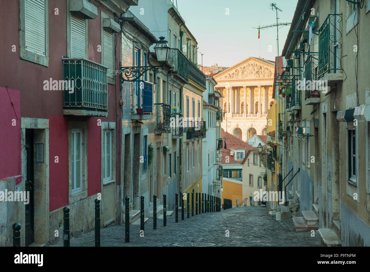 Auf der Suche nach einer engen Straße in Richtung Versammlung der Republik in Lissabon, Portugal. Stockfoto