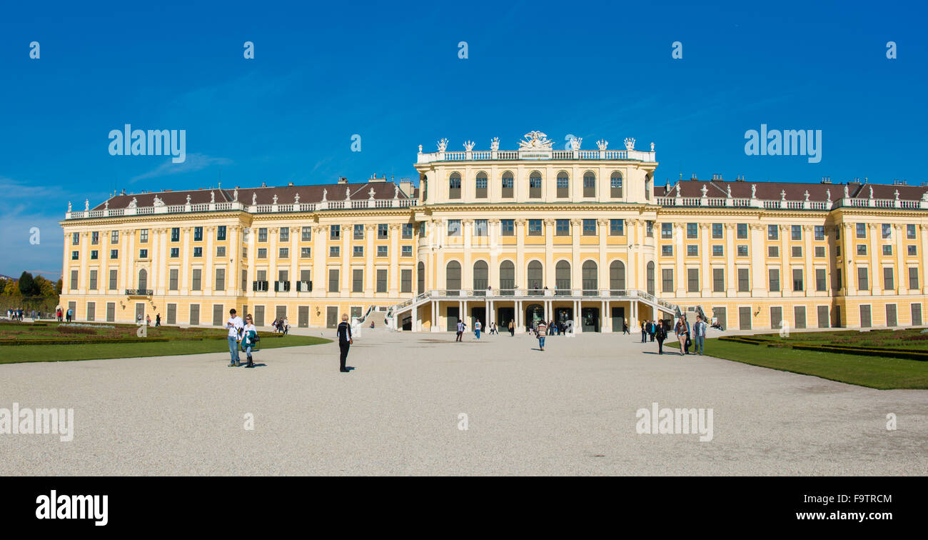 Wien - 14. Oktober: Schloss Schönbrunn am 14. Oktober in Wien, Österreich. Schloss Schönbrunn ist eines der beliebtesten t Stockfoto