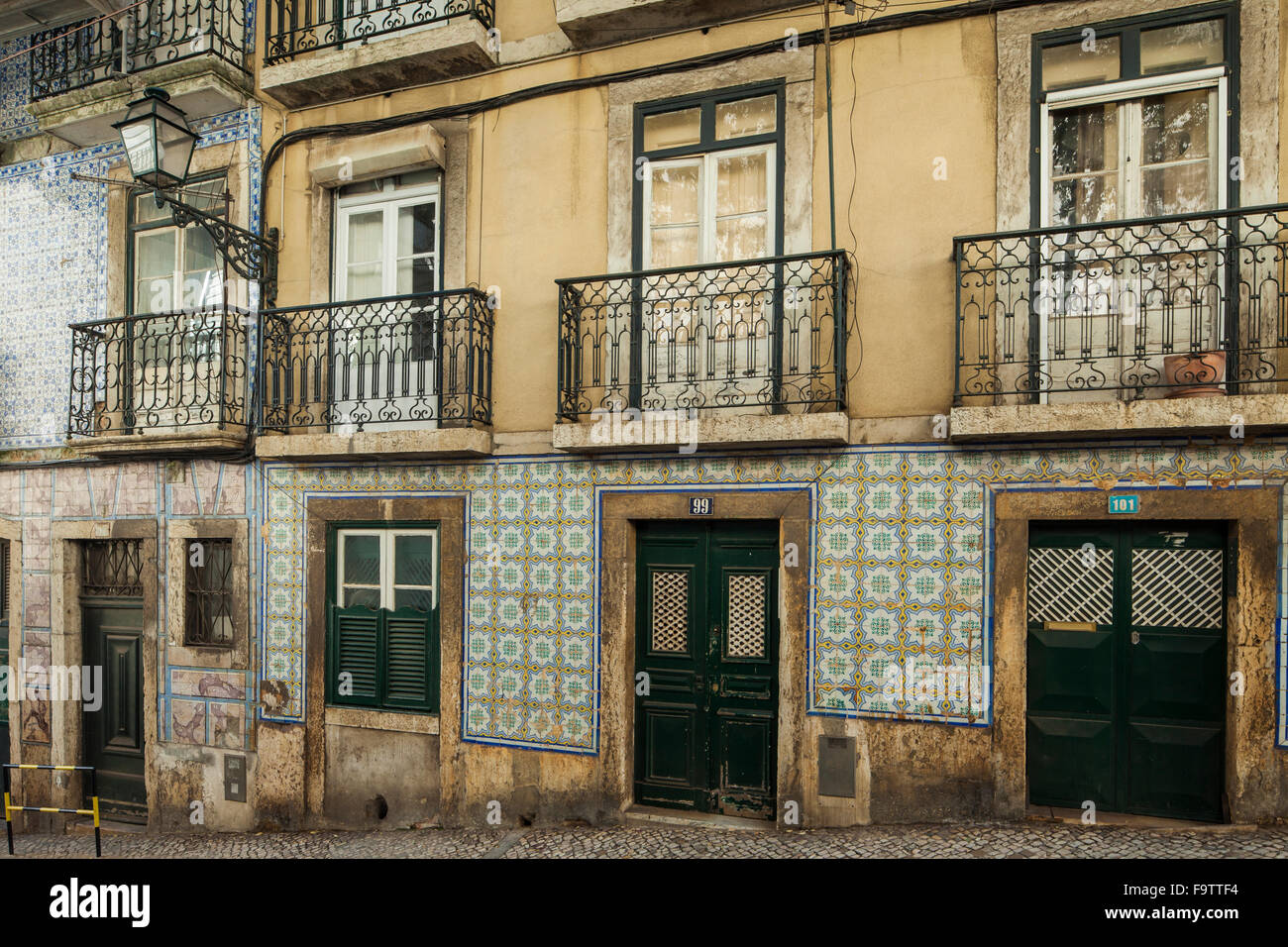Straßenecke in Alfama, Lissabon, Portugal. Stockfoto