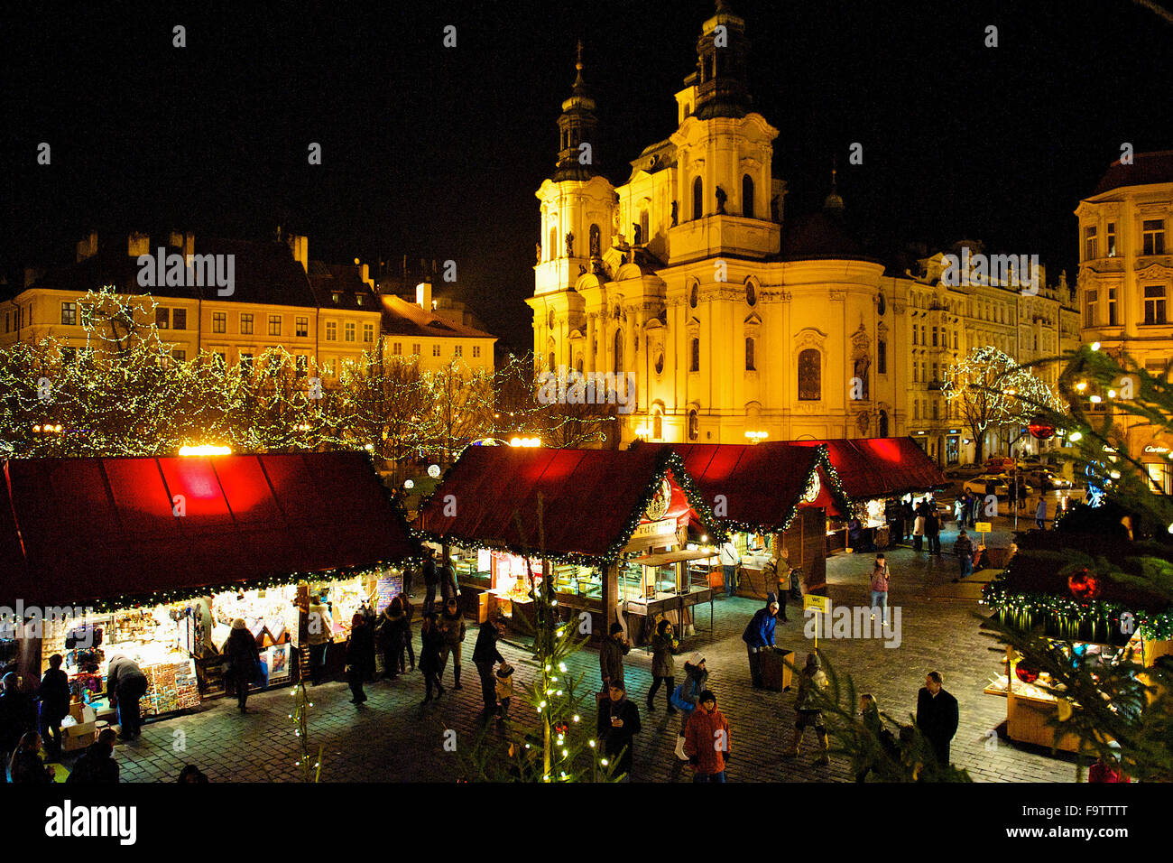 Blick über den Altstädter Ring mit dem Weihnachtsmarkt in Prag, Tschechien. Stockfoto