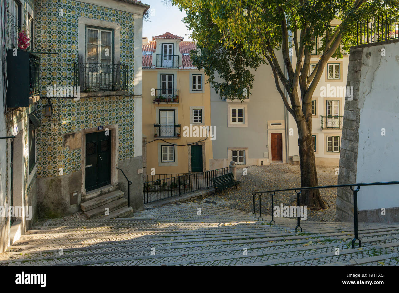 Straßenecke in Alfama, Lissabon, Portugal. Stockfoto
