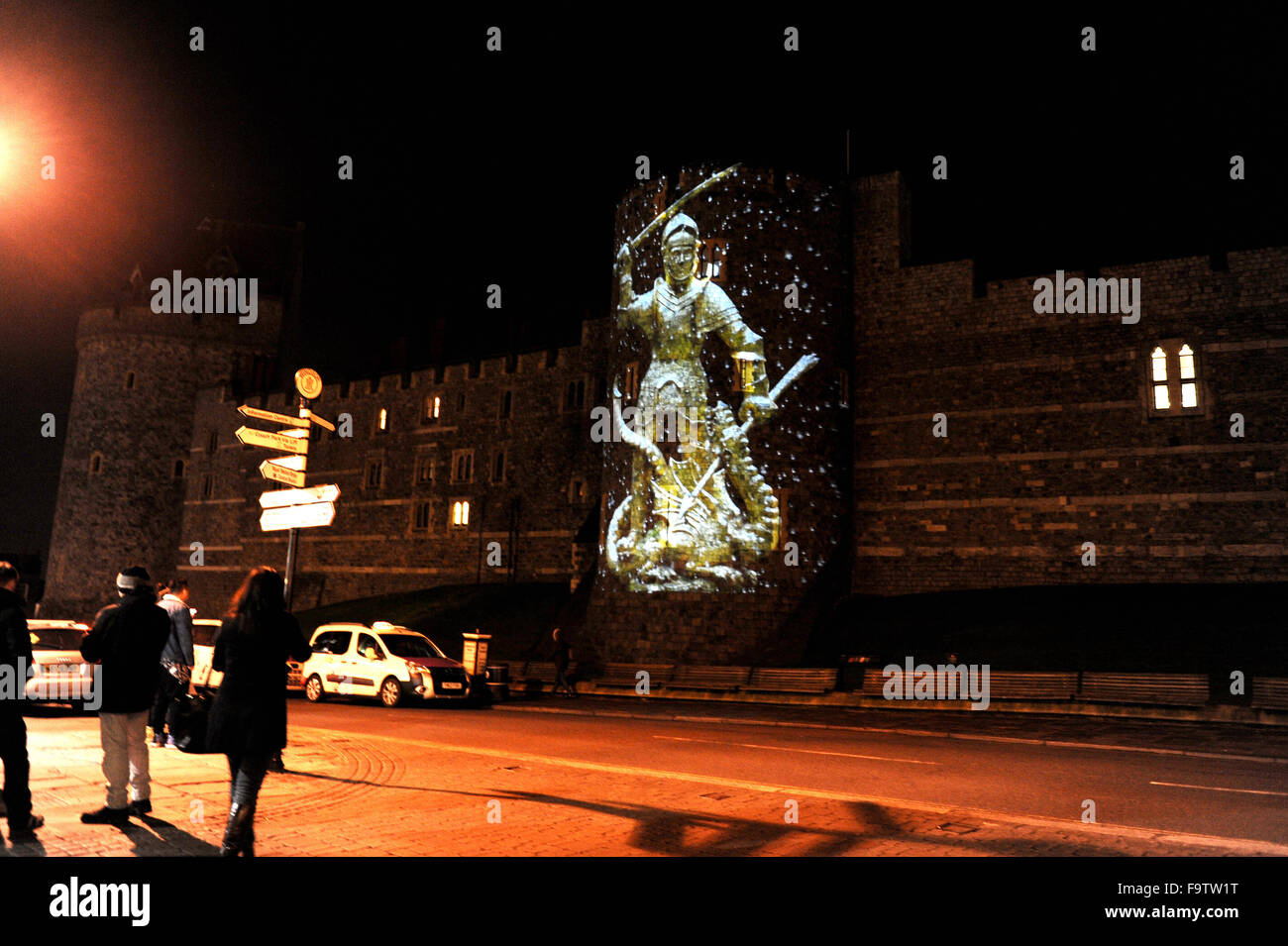 Weihnachtsbeleuchtung in Stadtzentrum, Windsor in Berkshire UK beinhaltet einige Projektionen auf das Strumpfband Turm von Windsor Castle Stockfoto