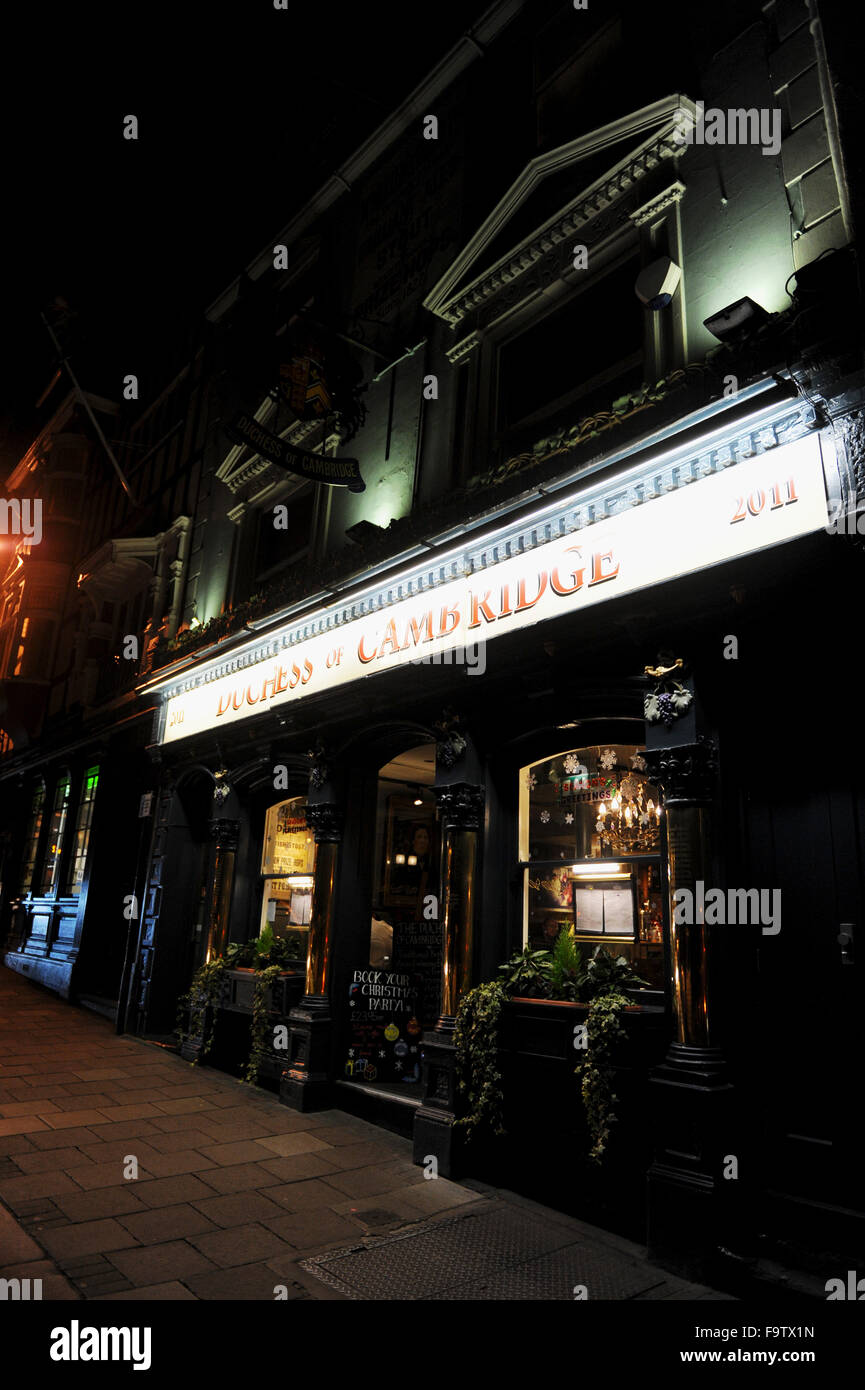 Herzogin von Cambridge Pub in der Nacht in Windsor, Berkshire UK Stockfoto