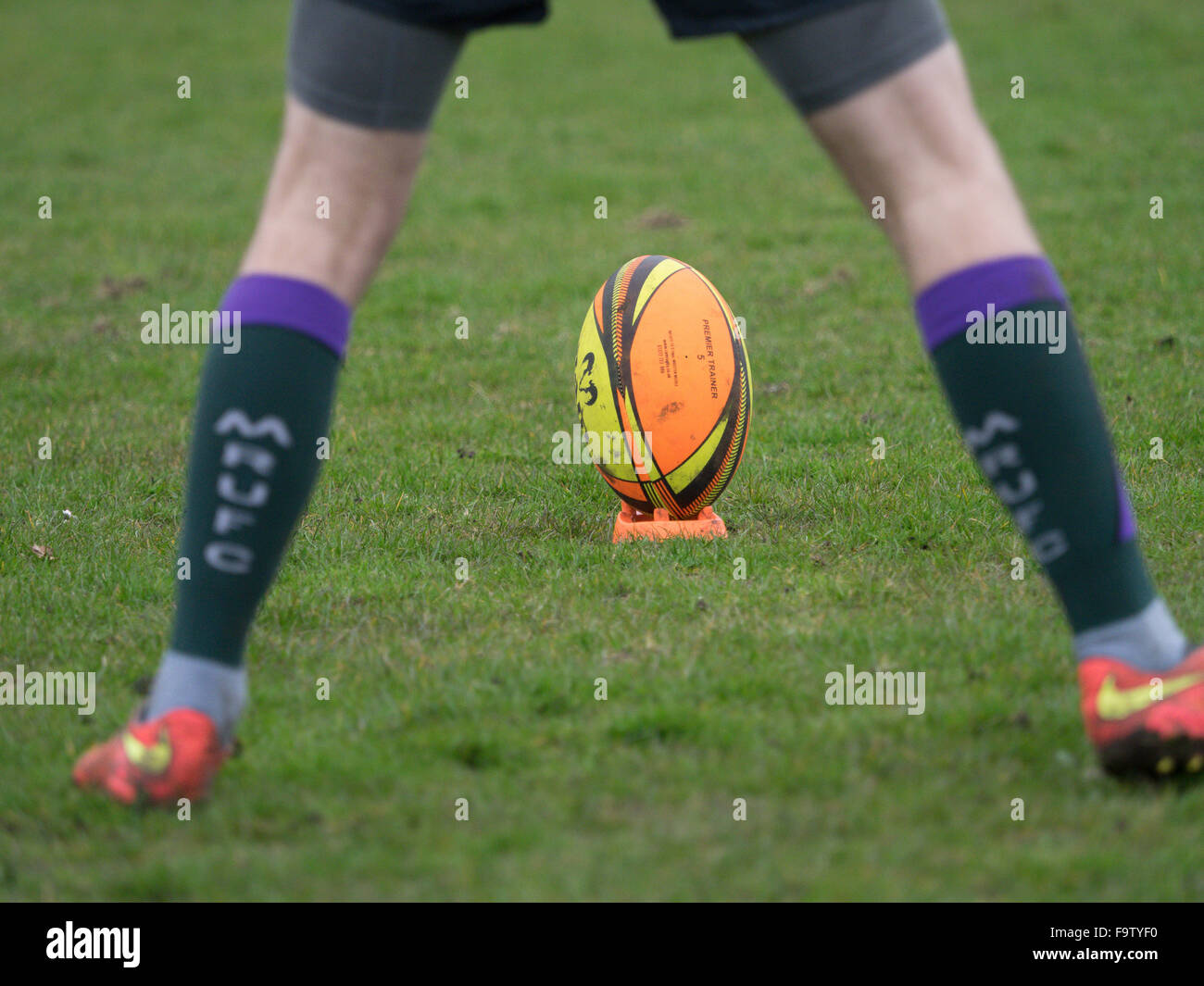 Einem Rugby-Ball stützte und bereit für kicking Stockfoto