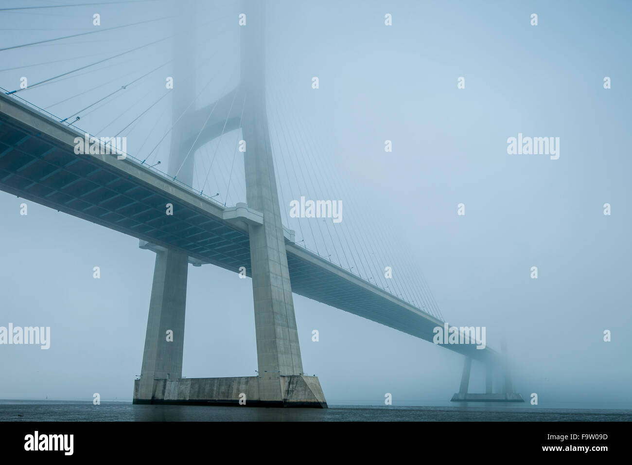 Nebligen Nachmittag bei Vasco da Gama Bridge in Lissabon, Portugal. Stockfoto