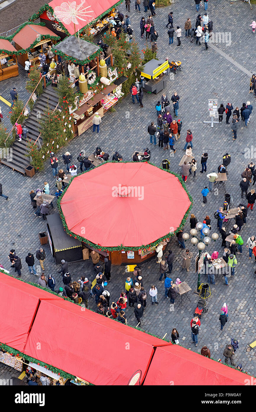 Der Blick hinunter auf den Weihnachtsmarkt aus dem Rathaus auf dem Marktplatz von Prag, tschechische Republik. Stockfoto