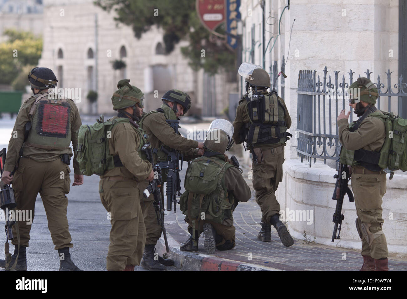 Bethlehem, West Bank. 18. Dezember 2015. Israelische Soldaten Zusammenstoß mit Palästinensern auf den nördlichen Straßen von Bethlehem, bei regelmäßigen Freitag wöchentlichen Auseinandersetzungen. Bildnachweis: Mustafa Bader/ZUMA Draht/Alamy Live-Nachrichten Stockfoto