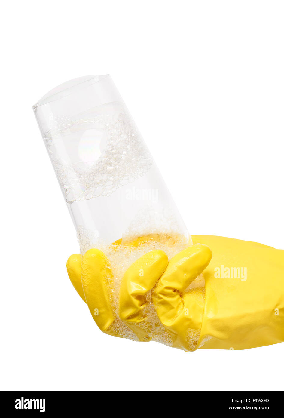 Nahaufnahme von weiblicher Hand in gelben schützende Gummihandschuh hält sauber transparent Trinkglas in Schaum gegen weiß Stockfoto