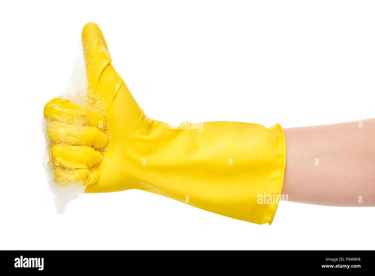 Nahaufnahme von weiblicher Hand in gelben schützende Gummihandschuh im Schaum zeigt Daumen hoch Zeichen vor weißem Hintergrund Stockfoto