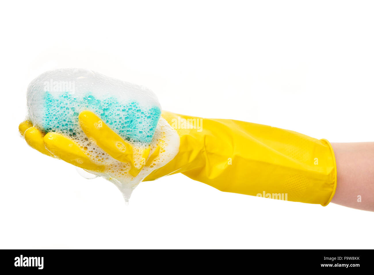 Nahaufnahme von weiblicher Hand in gelben Gummischutz Handschuh Holding grün Reinigungsschwamm in Schaum vor weißem Hintergrund Stockfoto