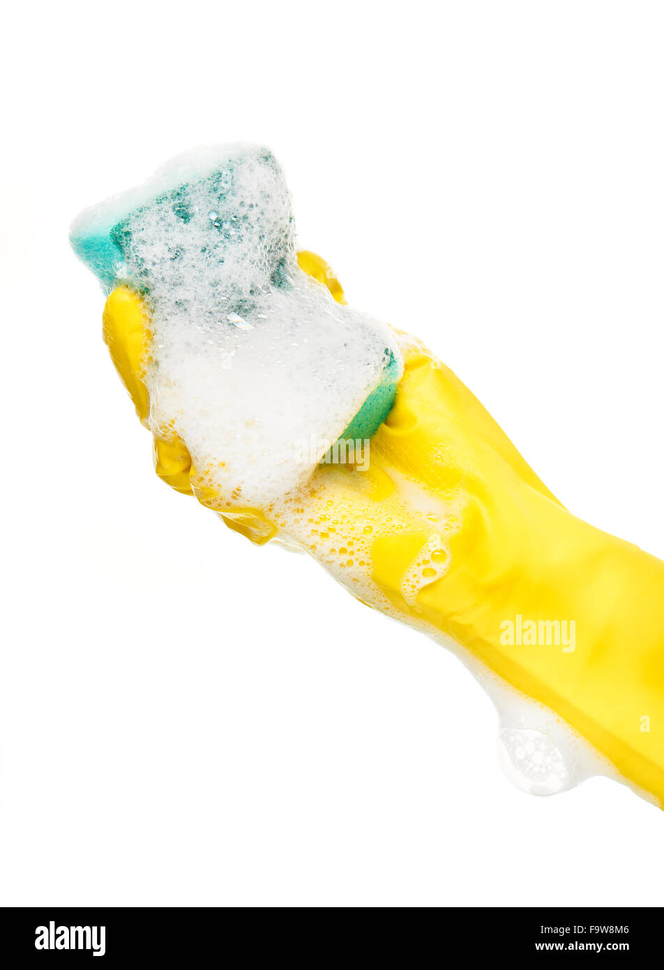 Nahaufnahme von weiblicher Hand in gelben Gummischutz Handschuh Holding grün Reinigungsschwamm in Schaum vor weißem Hintergrund Stockfoto