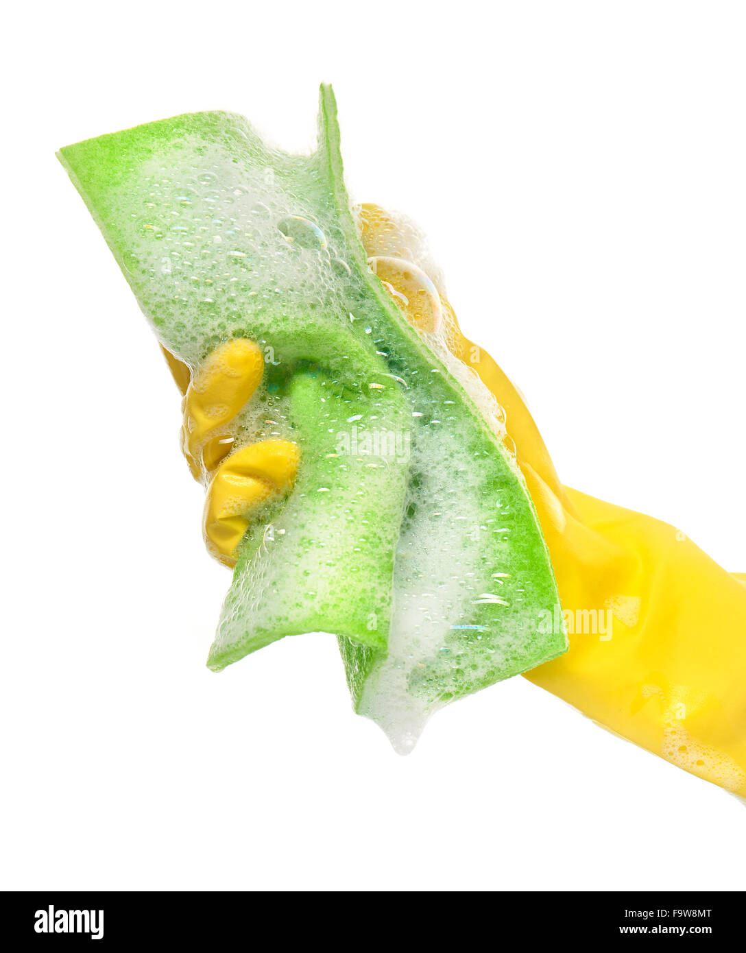 Nahaufnahme eines weiblichen Hand in gelben schützende Gummihandschuh hält grünes Tuch in Schaum vor weißem Hintergrund Stockfoto