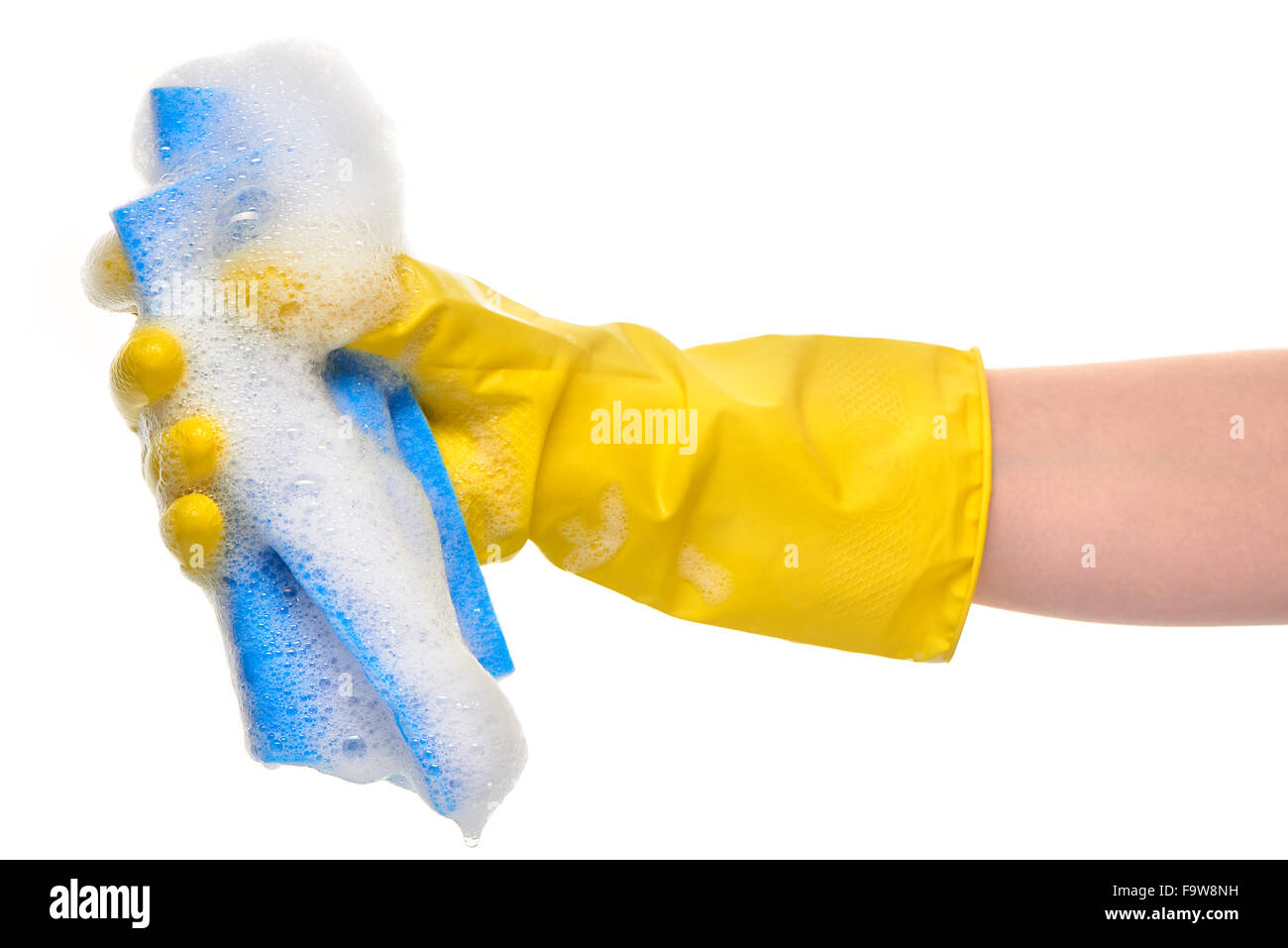 Nahaufnahme von weiblicher Hand in gelben schützende Gummihandschuh hält blaues Tuch in Schaum vor weißem Hintergrund Stockfoto