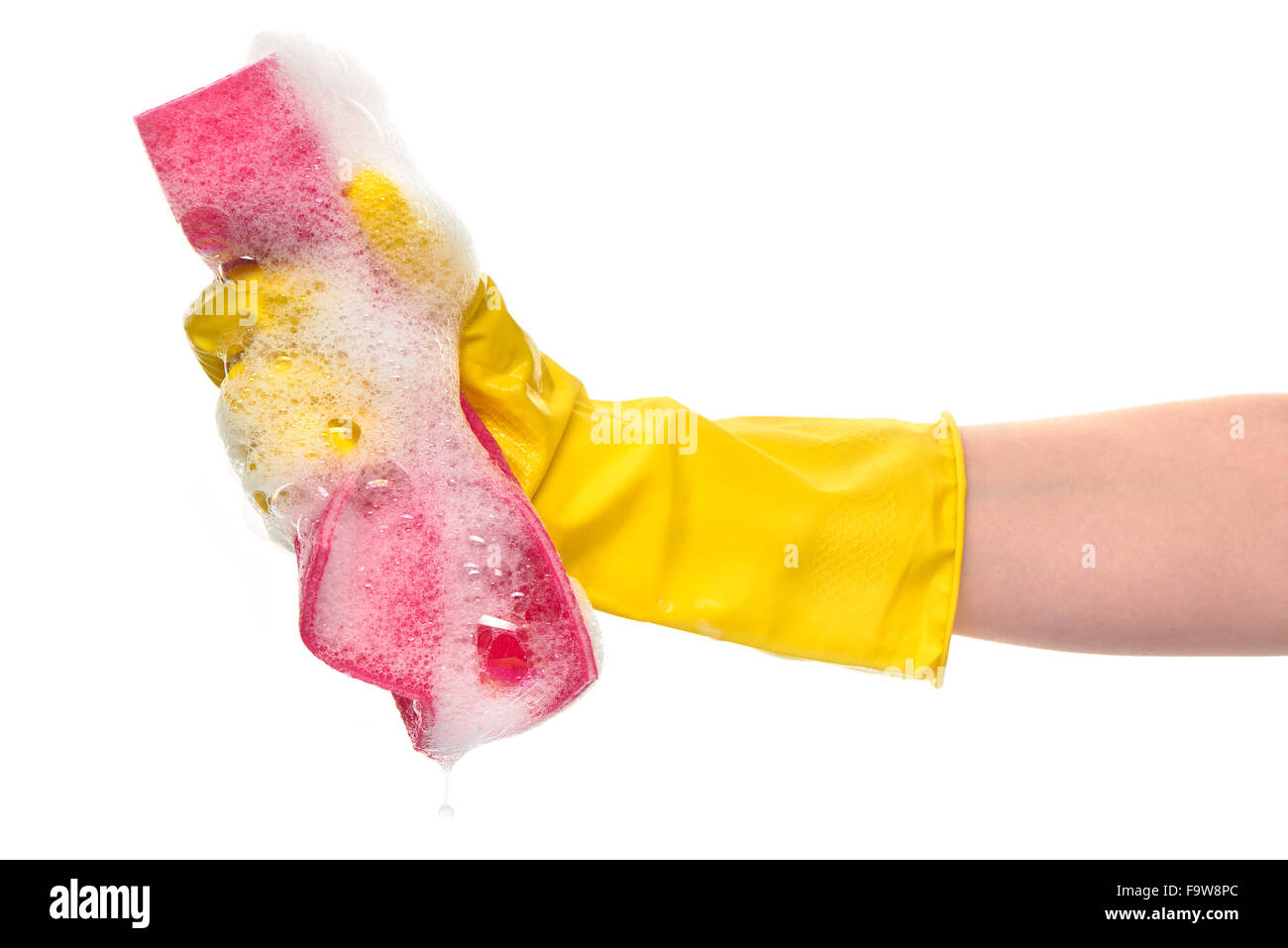 Nahaufnahme von weiblicher Hand in gelben schützende Gummihandschuh mit rosa Lappen in Schaum vor weißem Hintergrund Stockfoto