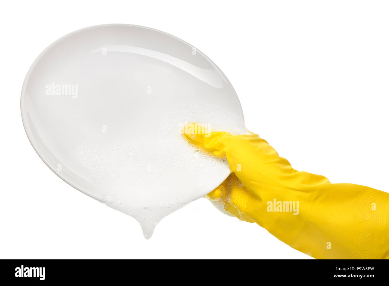 Nahaufnahme von weiblicher Hand in gelben schützende Gummihandschuh sauberen weißen Halteplatte in Schaum vor weißem Hintergrund Stockfoto
