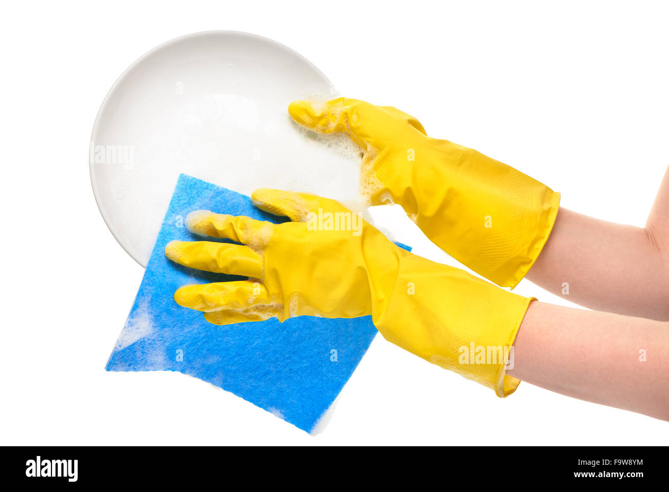 Nahaufnahme von weiblichen Händen in gelben Gummischutz Handschuhe waschen weißen Teller mit blauen Lappen vor weißem Hintergrund Stockfoto
