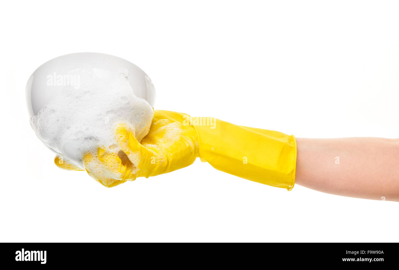 Nahaufnahme von weiblicher Hand in gelben schützende Gummihandschuh mit sauberen weißen Schale in Schaum vor weißem Hintergrund Stockfoto