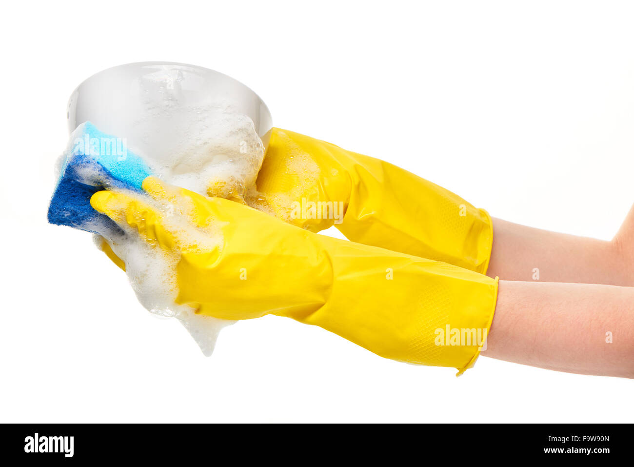 Nahaufnahme von weiblichen Händen Gummischutz Handschuhe waschen Schüssel weiß mit blauen Reinigung gegen White sponge gelb Stockfoto