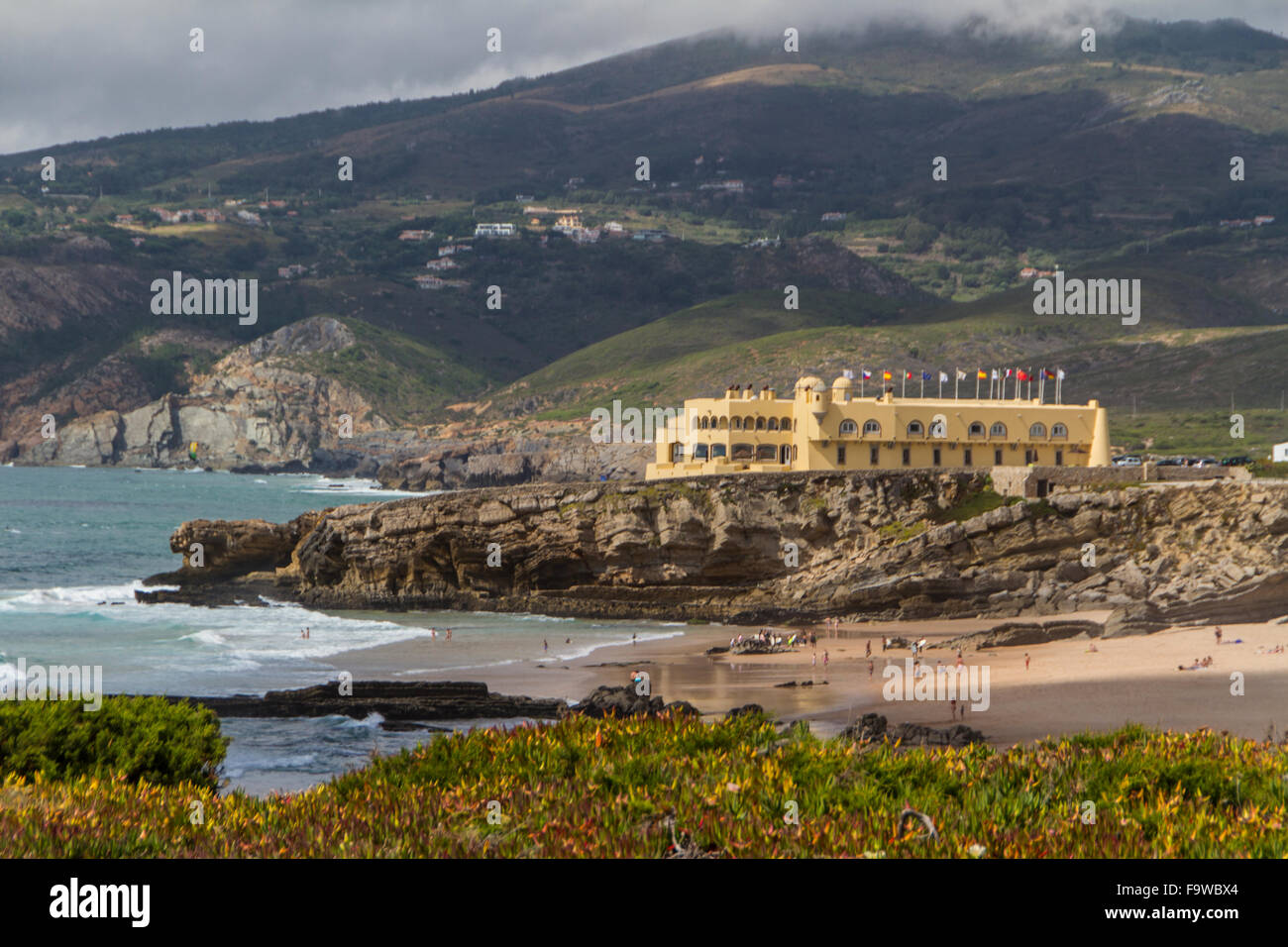 Die Wellen kämpfen über verlassene felsigen Küste des Atlantischen Ozeans, Portugal Stockfoto