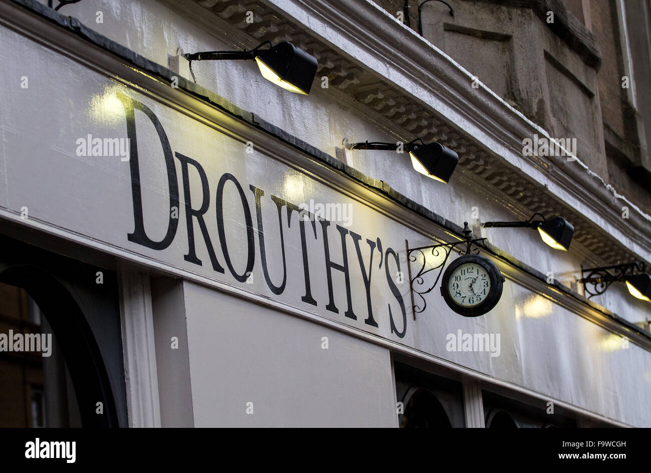 Die Drouthy ist eine trendige Dundee-Bar mit einem Kensington London 1873 Uhr über dem Eingang in Dundee, Großbritannien Stockfoto