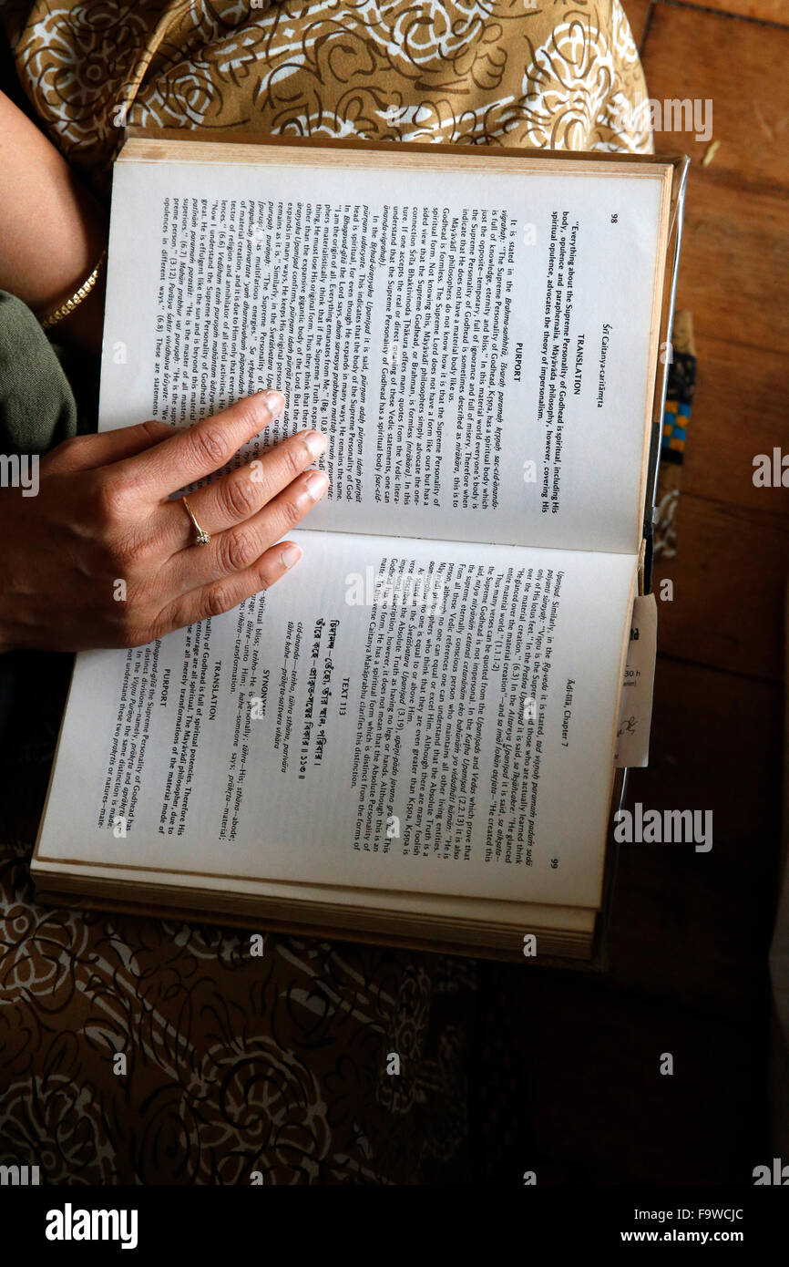 Frau liest die Bhagavad Gita Stockfoto