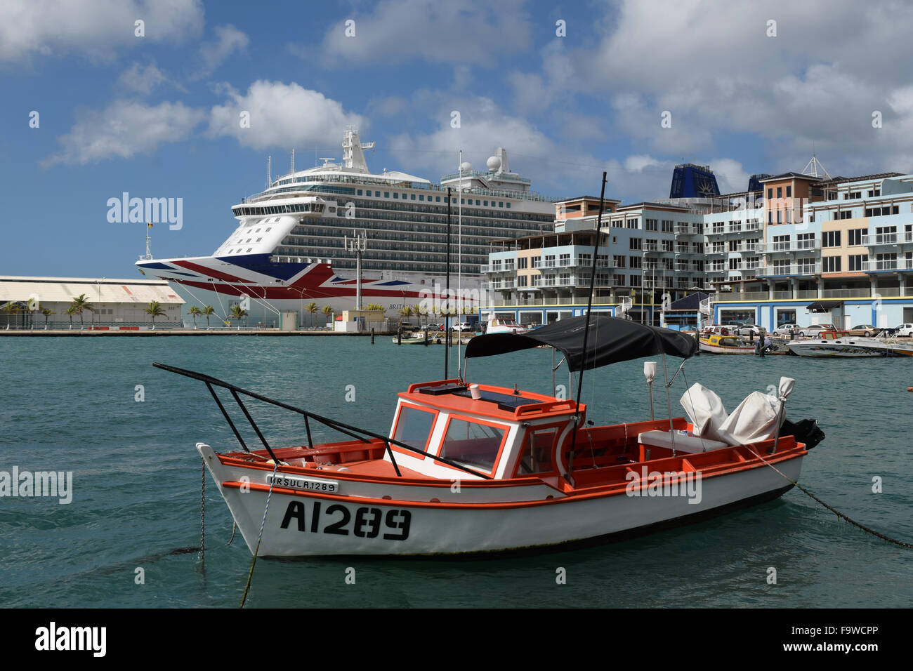 P & O Kreuzfahrtschiff Britannia angedockt Oranjestas auf der karibischen Insel Aruba Stockfoto