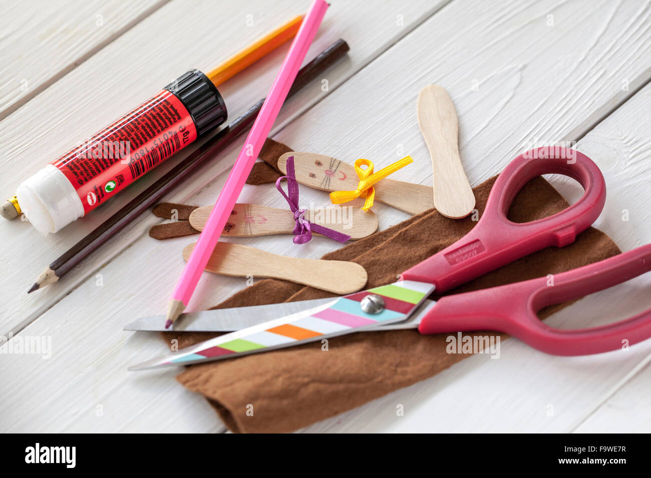 Material: Buntstifte, Filz, aus Eis Stöcke, Band, Kleber, Schere.  Vorgehensweise: Ohren aus Filz schneiden und kleben auf einem Stick.  Zeichnen Sie Augen und Nase. Betrachten Sie den Bogen Stockfotografie -  Alamy