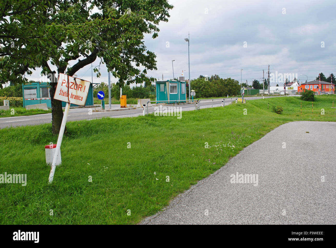 Die Verlassene Grenzstation In Kittsee Osterreich An Der Grenze Zur Slowakei Vordergrund Untere Strasse Bereich Ist Die Slowakei Stockfotografie Alamy