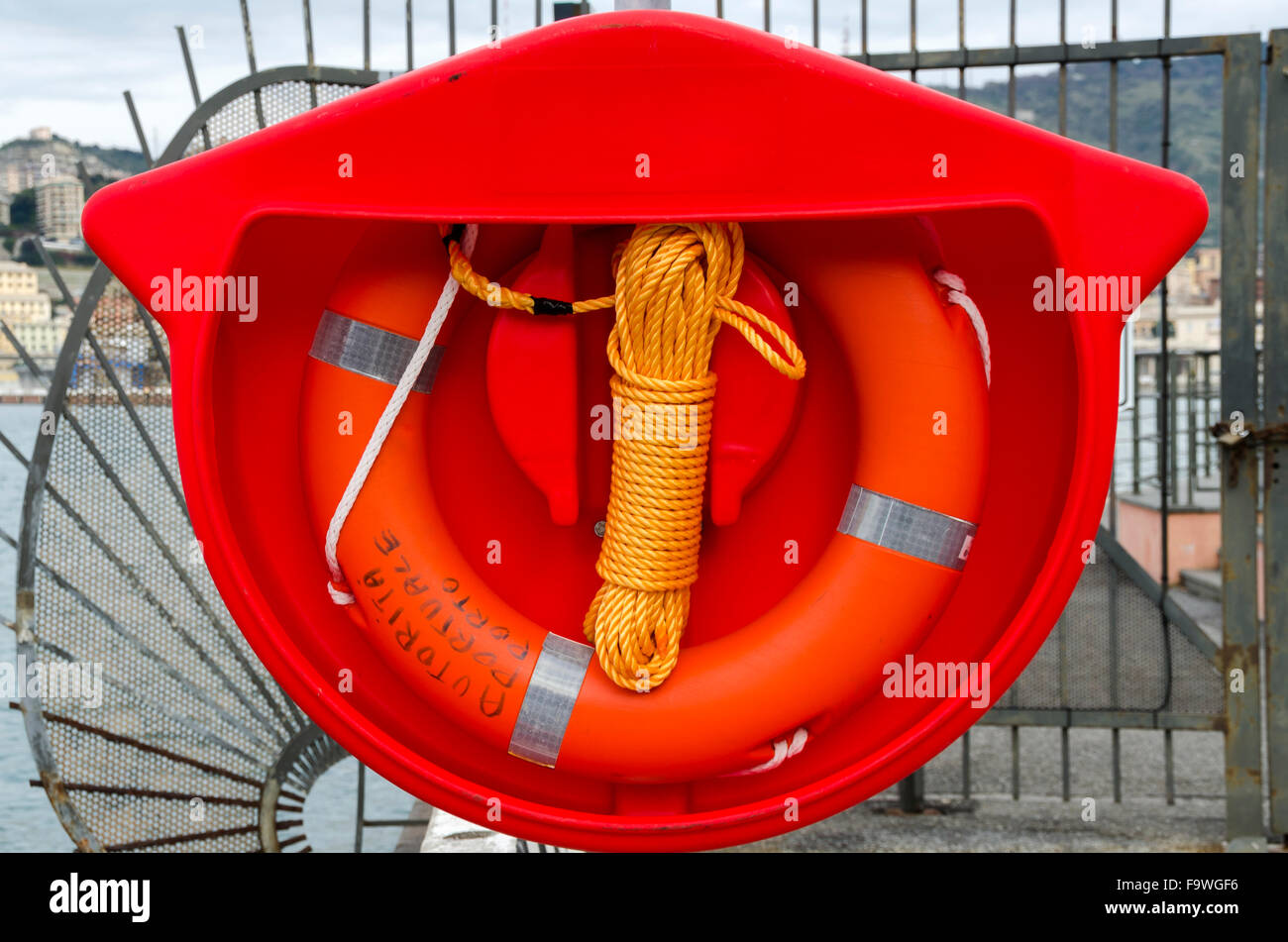 Lebensretter orange mit gelben Schweif in den Hafen von Genua Stockfoto