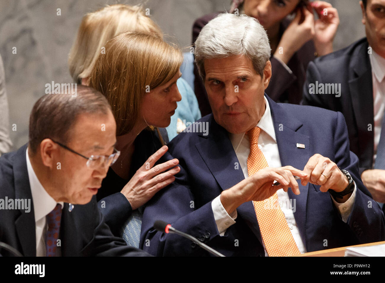 (151218)--NEW YORK, 18. Dezember 2015 (Xinhua)--US-Außenminister John Kerry (R) hört Samantha Power (C), US-ständiger Vertreter bei den Vereinten Nationen, während eines Treffens der Vereinten Nationen Sicherheitsrat auf Syrien bei der UNO Hauptquartier in New York, 18. Dezember 2015. Der UN-Sicherheitsrat am Freitag nahm eine Entschließung billigt einen internationalen Plan für einen syrisch-geführten politischen Übergang um des Landes Konflikt zu beenden, fordert ein Syrien Friedensverhandlungen Anfang Januar beginnen. (Xinhua/Li Muzi) Stockfoto