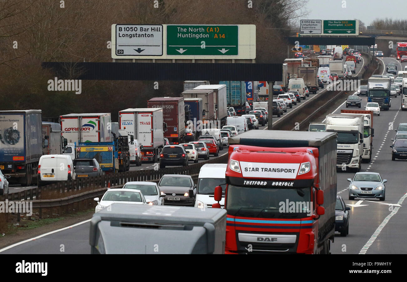 Cambridge, UK. 18. Dezember 2015. Weihnachten Urlaub Verkehr. Cambridge, UK. 18.12.2014 der A14 wurde bei einer Durchforstung nach Norden nur nach dem Mittagessen heute, wie viele Menschen ihren Urlaub Weihnachtsferien beginnen. Es kann sein, dass einer der verkehrsreichsten Tage, während der Weihnachtszeit zu reisen. Bildnachweis: Paul Marriott/Alamy Live-Nachrichten Stockfoto