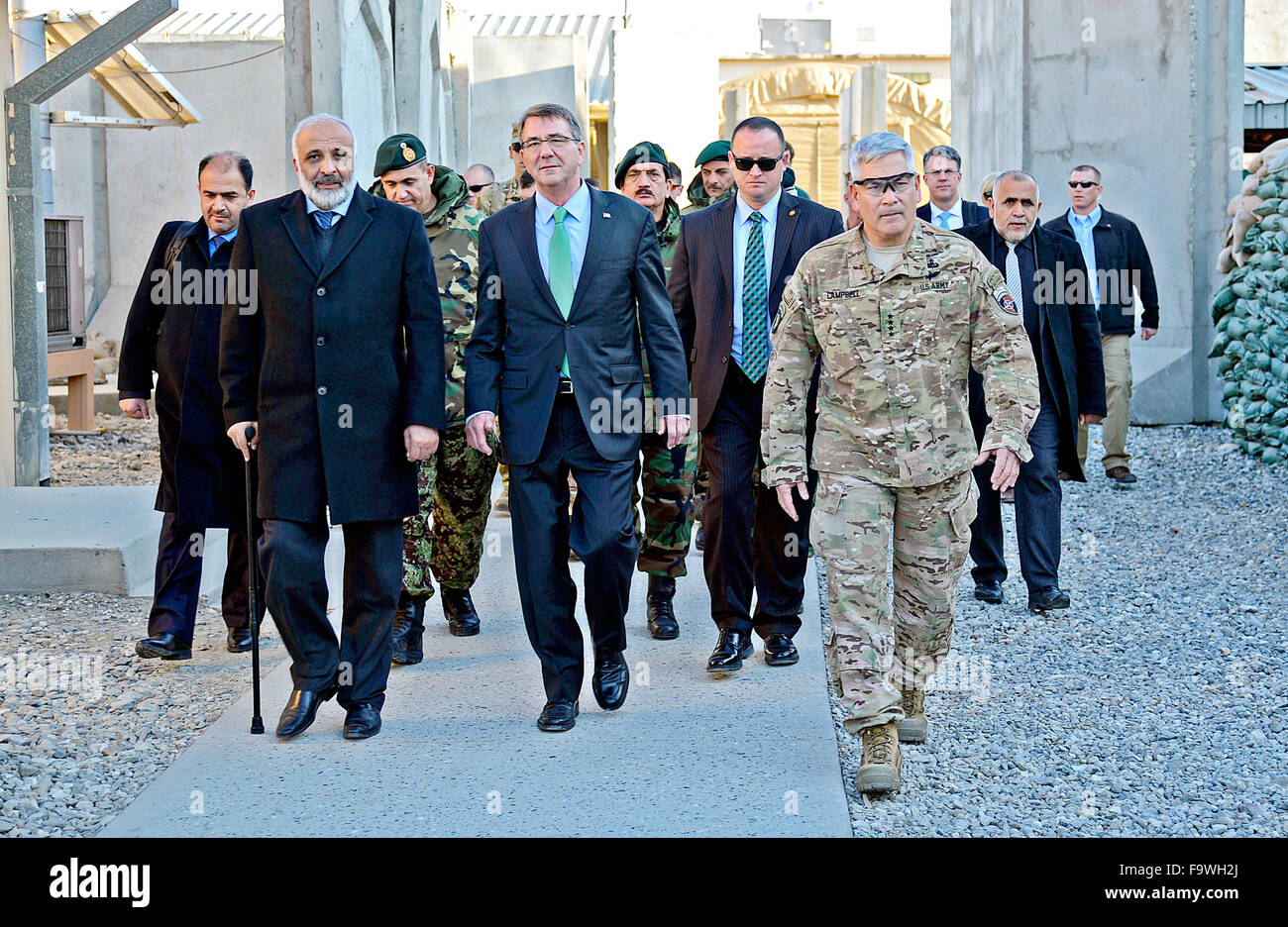 Jalalabad, Afghanistan. 18. Dezember 2015. US-Verteidigungsminister Ashton Carter und afghanischen Verteidigungsminister Mohammed Masoom Stanekzai, links, Spaziergang mit Kommandeur der U.S. Streitkräfte General John Campbell während eine Überraschung Besuch in Forward Operating Base Fenty 18. Dezember 2015 in Jalalabad, Afghanistan. Stockfoto