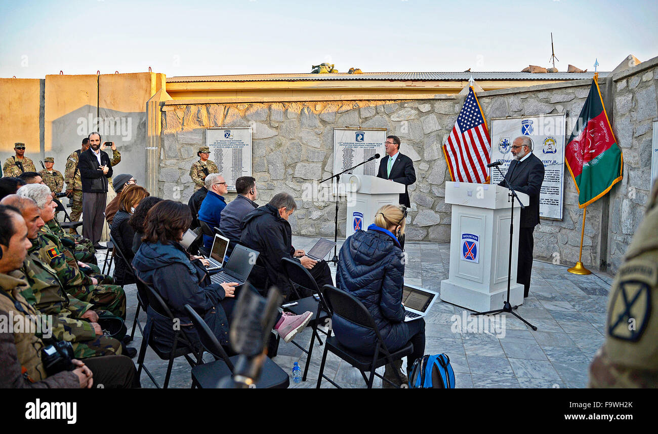 Jalalabad, Afghanistan. 18. Dezember 2015. US Verteidigungsminister Ashton Carter und afghanischen Verteidigungsminister Mohammed Masoom Stanekzai eine Pressekonferenz abhalten, während einen Überraschungsbesuch Forward Operating Base Fenty 18. Dezember 2015 in Jalalabad, Afghanistan. Stockfoto