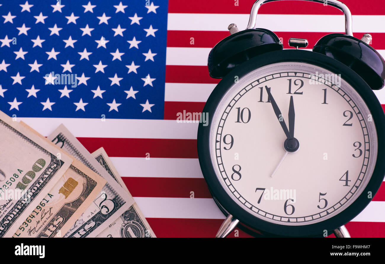 Amerikanische Flagge, Wecker und US-Dollar. Hautnah. Stockfoto
